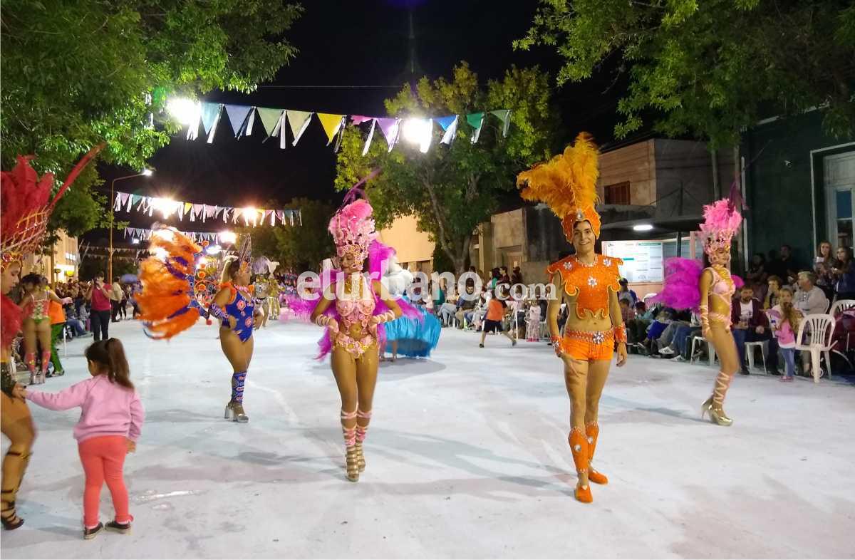 San Carlos vivió el carnaval a puro brillo, color y ritmo en calle