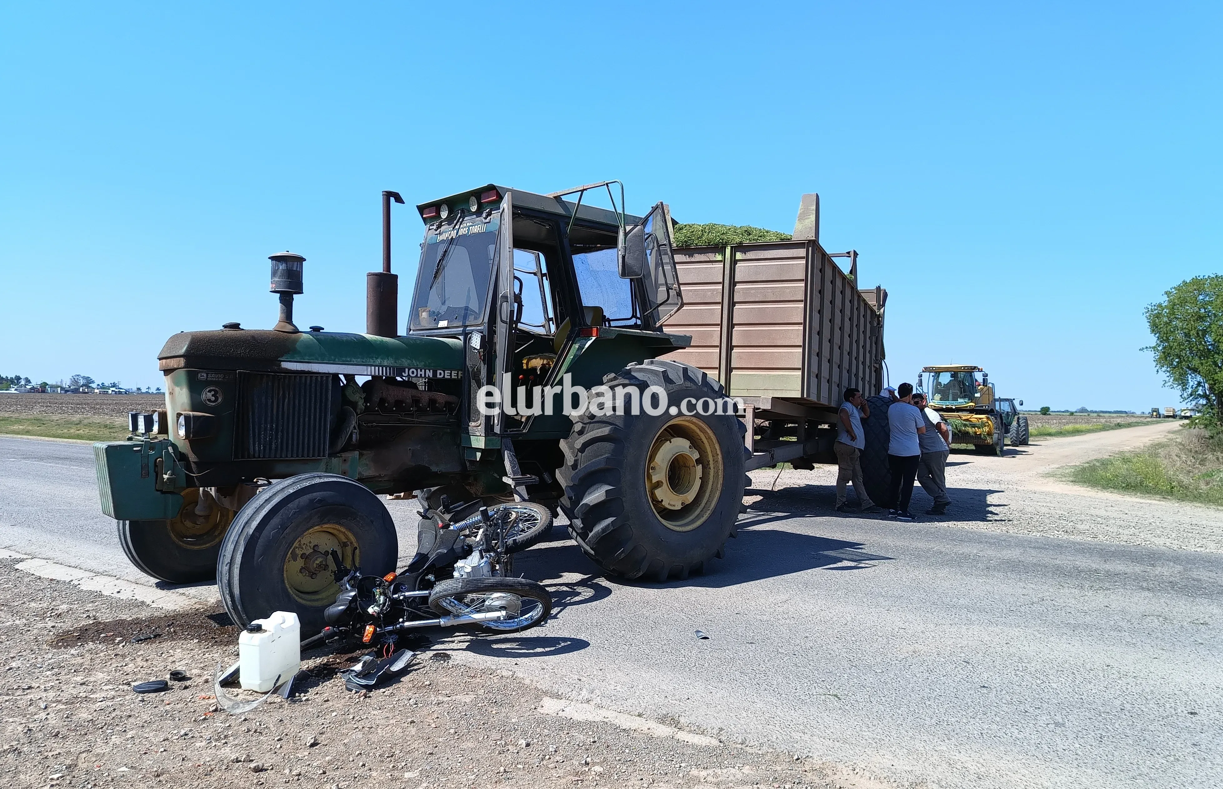 Choque entre una moto y un tractor en Ruta 6