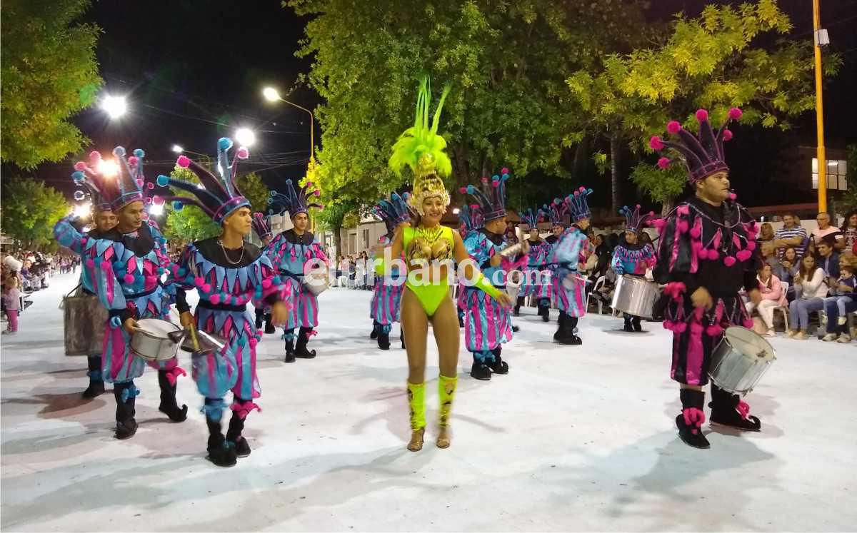 San Carlos vivió el carnaval a puro brillo, color y ritmo en calle